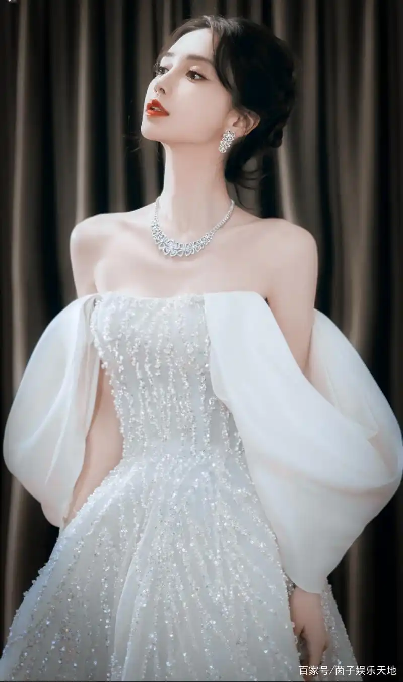angelababy主持北京春晚,穿的白色高定婚纱裙太像白雪公主了!