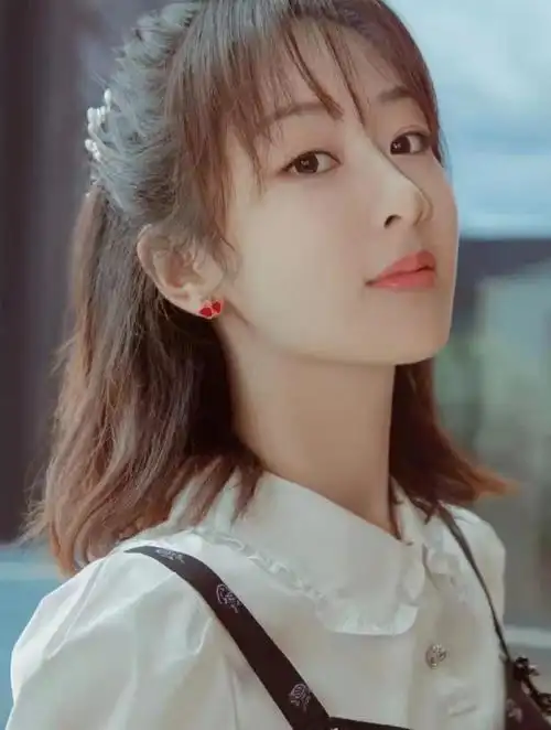 发型可以提高颜值,瞧杨紫扎起马尾辫,可爱甜美像邻家妹妹