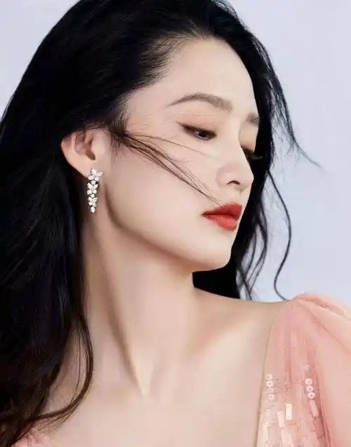 李沁卷发纱裙舞台造型大片:精致甜美,浪漫迷人_魅力_的设计_仙女