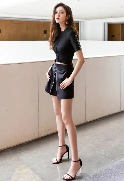 宋妍霏美的差点认不出穿露脐背心配牛仔裤高级感扑面而来