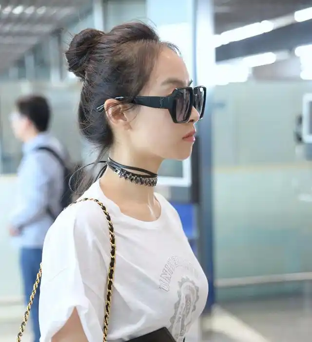 宋茜手里拿着外套,快步疾走,十分霸气.