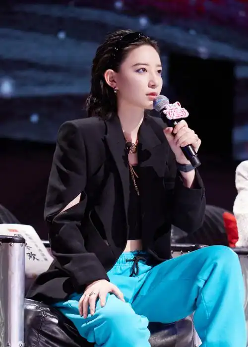 李斯丹妮局部猜人没认出自己##李斯丹妮被玩具恶犬吓到撒娇