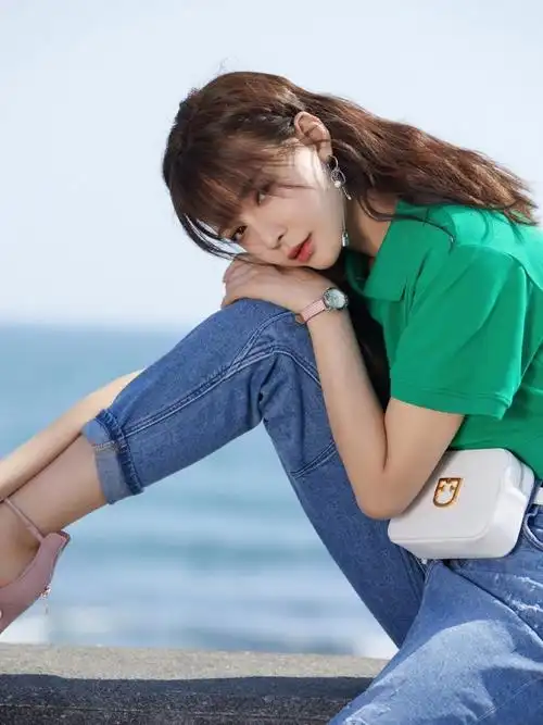 沈梦辰海边大片黑色印花蕾丝吊带衫美的性感齐刘海嫩的不像30岁