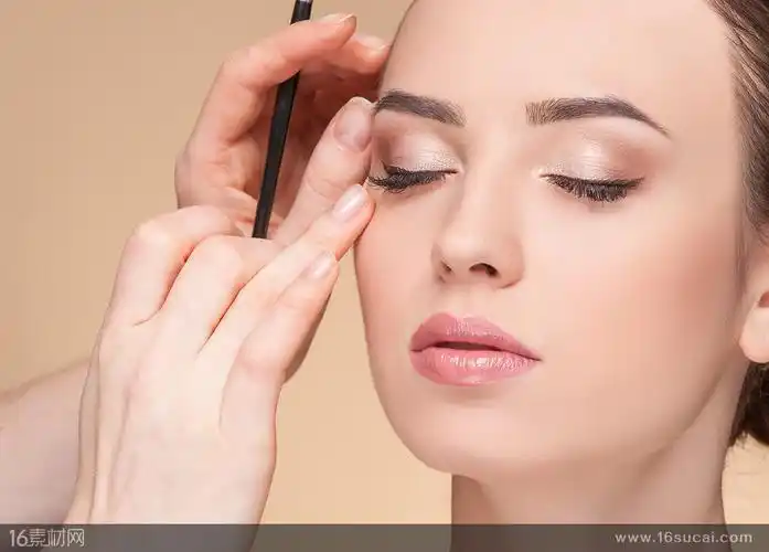 正在给模特画眼妆的化妆师高清图片