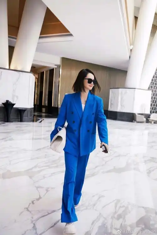 一套西装又酷又飒,短发干净利落搭配墨镜霸总范十足