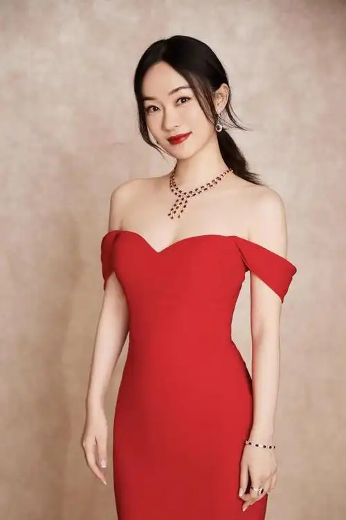 霍思燕不愧是被宠的女人,一袭红色连衣裙优雅高贵,满脸幸福模样_进行
