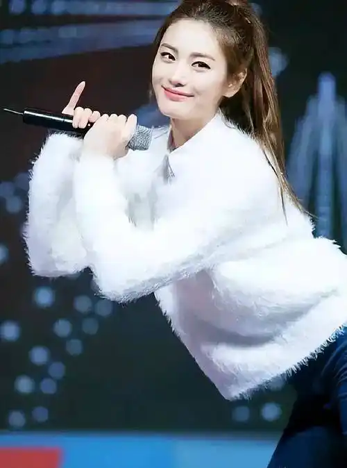 在韩国这个崇尚水光肌的国家,林珍娜拥有的不仅是天生的水光肌,更是一