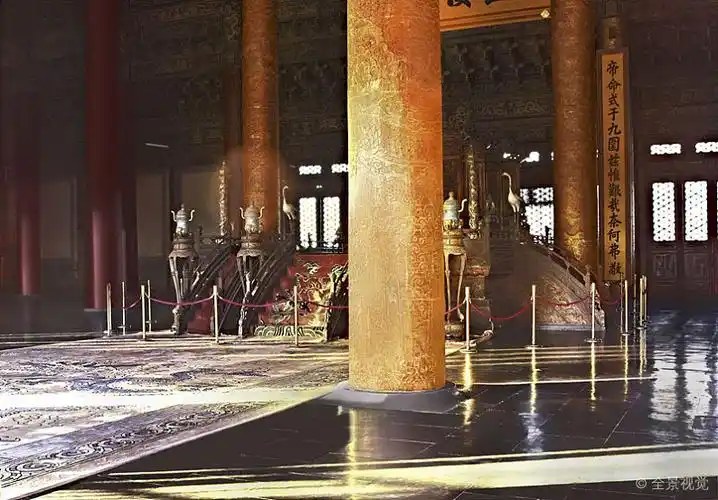 故宫太和殿里的盘龙金柱与金砖墁地