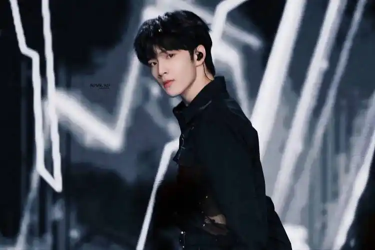 刘耀文的舞台应变能力也太棒了吧~用舞蹈动作完美化解掉麦危机_awsl