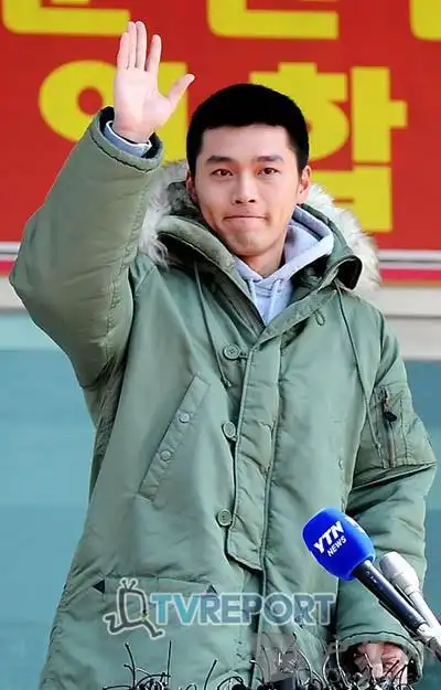 玄彬入伍热泪盈眶 各国粉丝送行[组图]