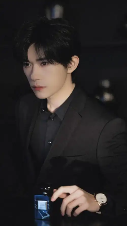 易烊千玺和郭富城女儿打招呼##易烊千玺黑西装写真