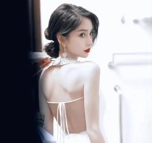 又被angelababy美到了!一袭抹胸白裙惊艳亮相,大秀性感美背!