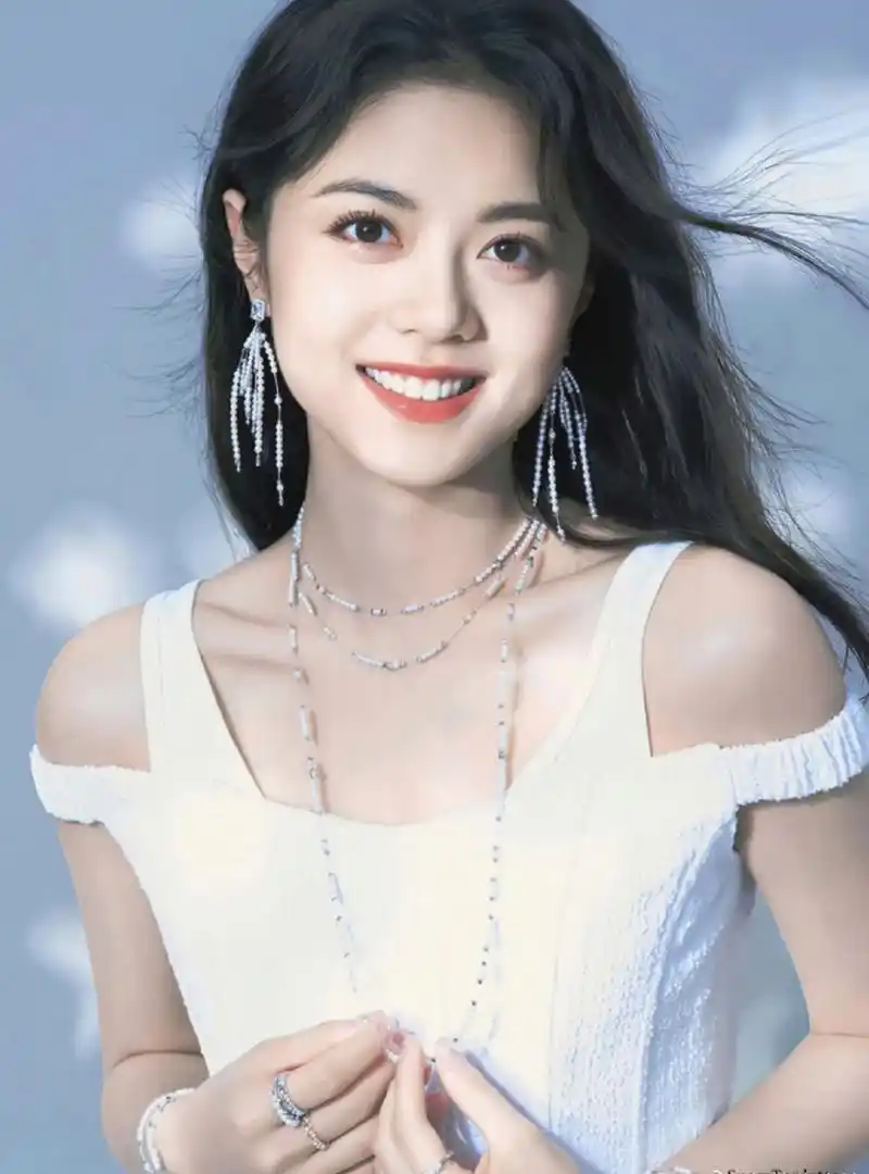 赵今麦红唇大波浪造型妩媚动人,真是女大十八变,越变越好看呀!