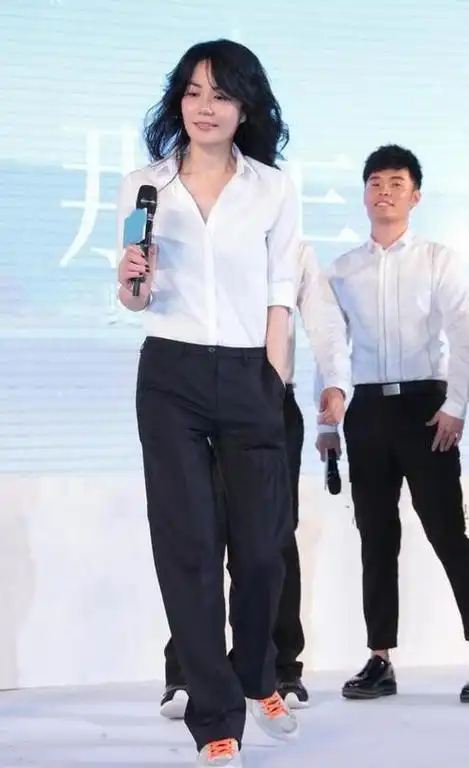 王菲看不出是69年的,穿衬衫配西裤风姿绰约,一副年轻小姑娘样