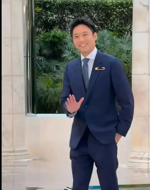 霍家现身赌王家活动40岁霍启山像贵公子曾和两位千金传过绯闻