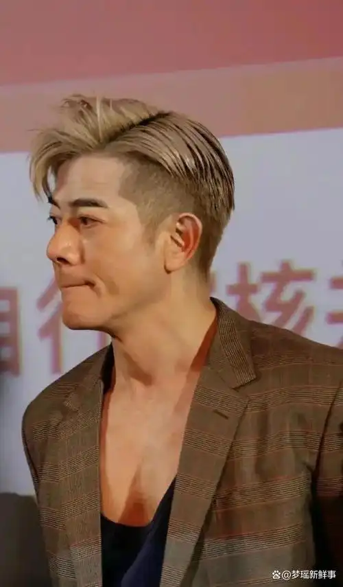 郭富城近照曝光!眼神略显沉郁,胸前斑点引关注,疑似老年斑?