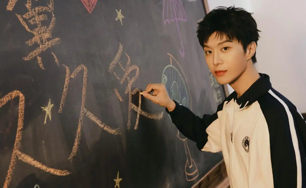 范丞丞和校服的适配度真高,妥妥的青春美少年.