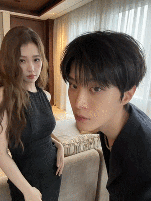 虞书欣问范丞丞你都发了我发什么##范丞丞虞书欣合照