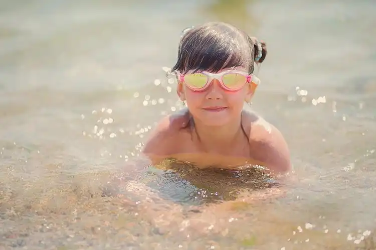 小女孩在海里游泳和潜水图片下载