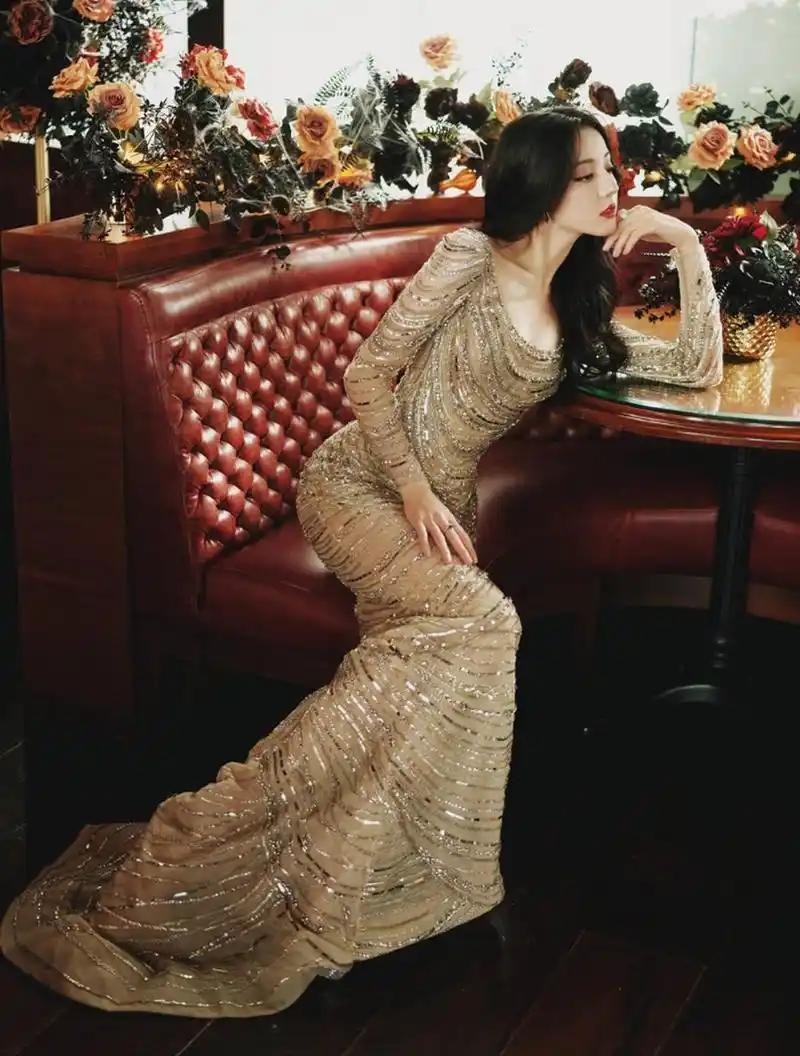 性感妩媚,婀娜多姿的#迪丽热巴# 一袭银色钻石礼裙,丰满傲人的事业线