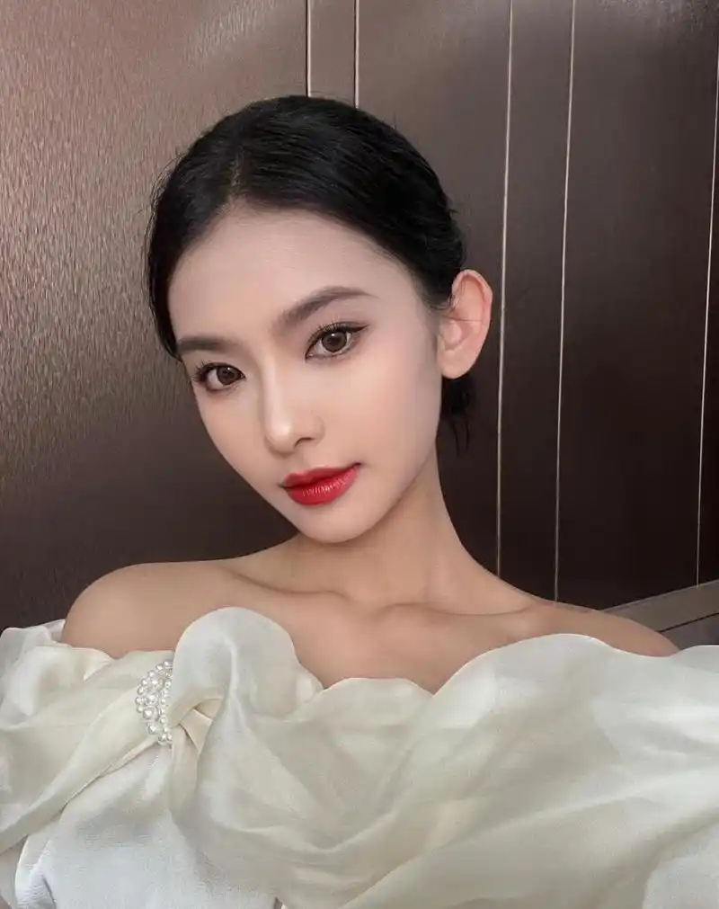 高鼻梁瓜子脸,妥妥的气质美女