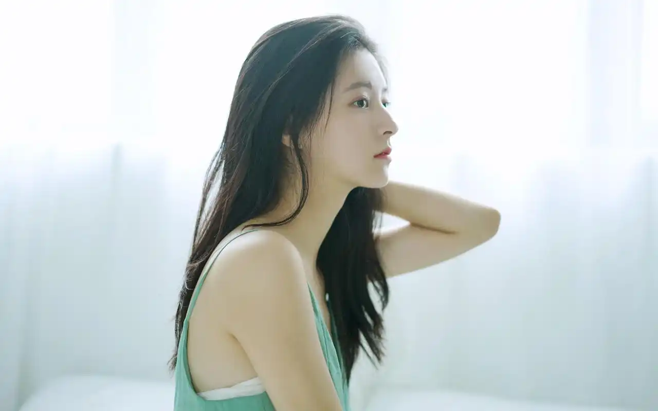 性感慵懒美女居家写真图片桌面壁纸