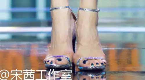 拇指外翻宋茜的脚吓到我了恨天高这种东西还是悠着点图