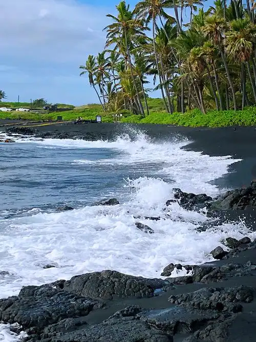 看海浪拍打浪花冲向黑色沙滩岸边!