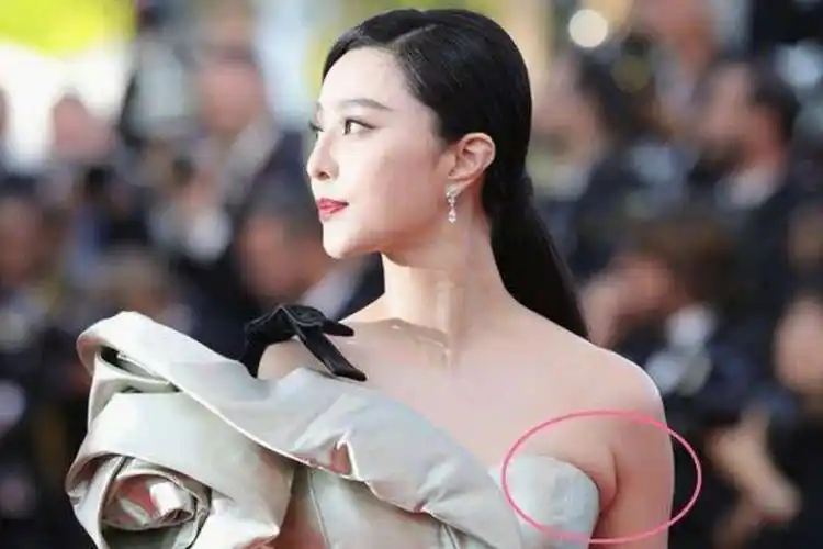 范冰冰又胖回原样赘肉辣眼,穿高定裙也连连失手?