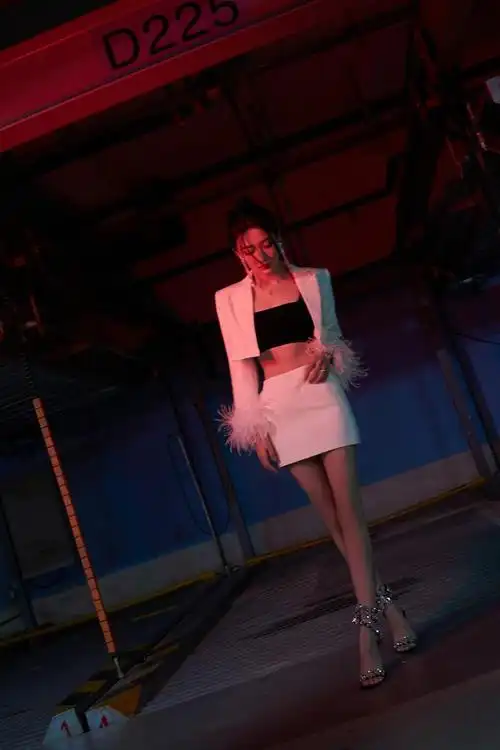 徐璐白裙西装光影大片|徐璐|光影_新浪新闻