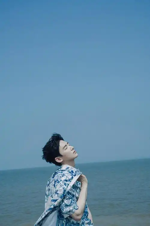 白敬亭海边拍照##白敬亭的腿毛