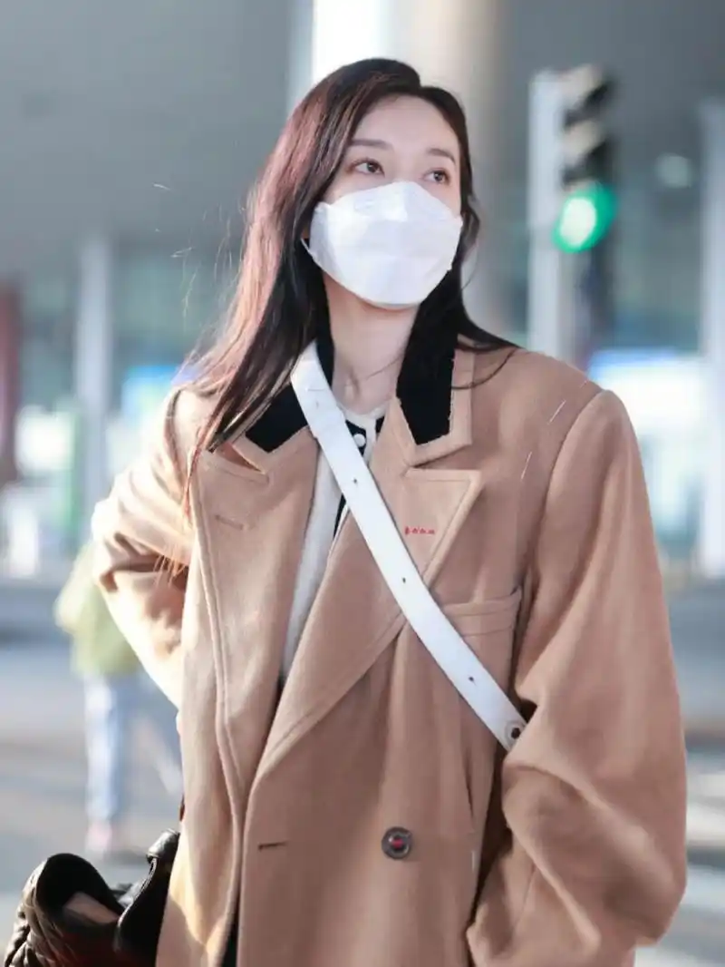 早春穿搭示范 刘令姿ootd 女星刘令姿近日一则机场私服穿搭分享.