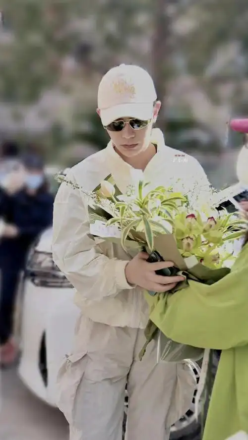 哇!丁禹兮晒了上班时粉丝送的花和信!