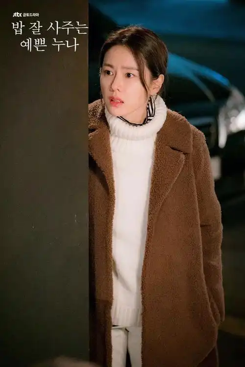 "街拍女王"戚薇深谙色彩之道,用橙色与红色加以点缀,即使裹得像只"熊"