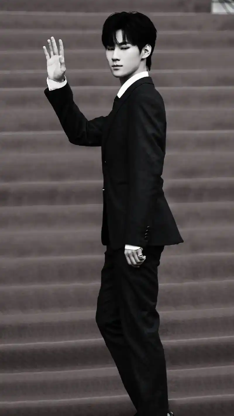 源帝,王者归来.#张真源 #颜值#185大帅哥#张真源钓系之 - 抖音