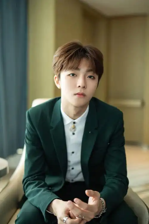 陈立农新闻191031陈立农工作室更新高清造型图高雅绅士农今晚将带来