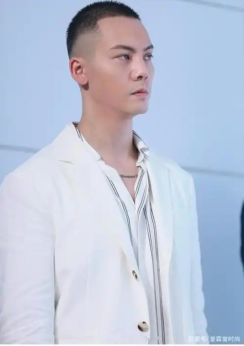 陈伟霆"板寸"惊到了!36岁男人气质绝佳,五颜六色发型帅翻天