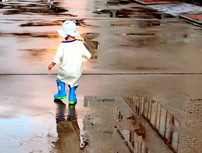 雨后踩水玩的孩子 - 万月生 - 图虫
