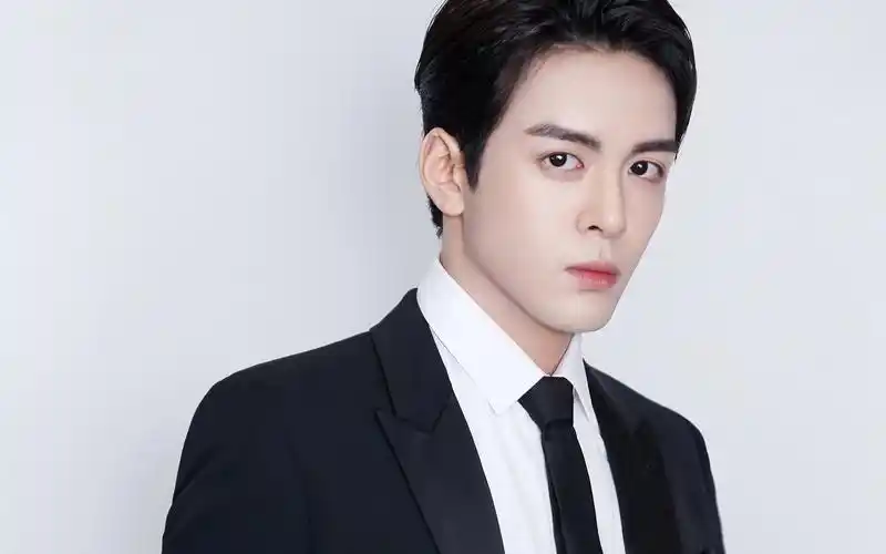 曾舜晞沉稳帅气写真图片桌面壁纸