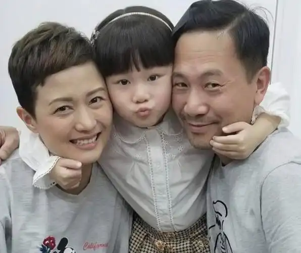 那英和女儿在伦敦逛黄金店