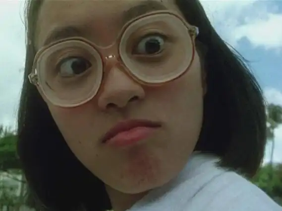 在《百变星君》中,梁咏琪变身四眼钢牙妹与周星驰演对手戏?