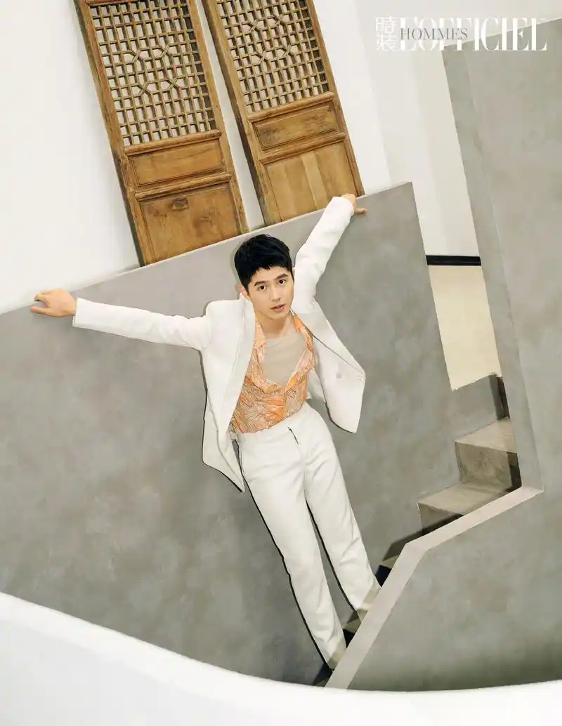 刘昊然西装,衬衣,牛仔裤,满满大片既视感!