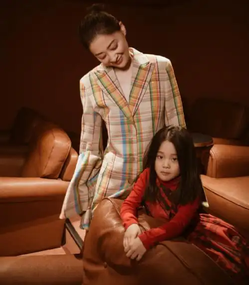 梅婷带两孩子上杂志却毫无时尚感可言但眼里透着母爱