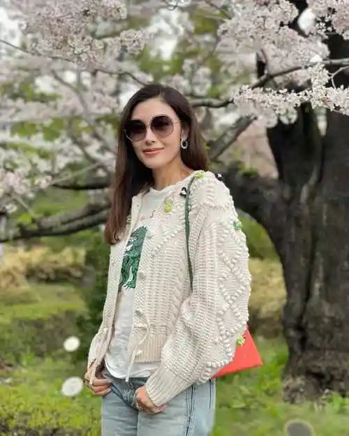 53岁李嘉欣樱花赏美照曝光,名牌包加持身姿优雅_生活_许晋亨_岁月