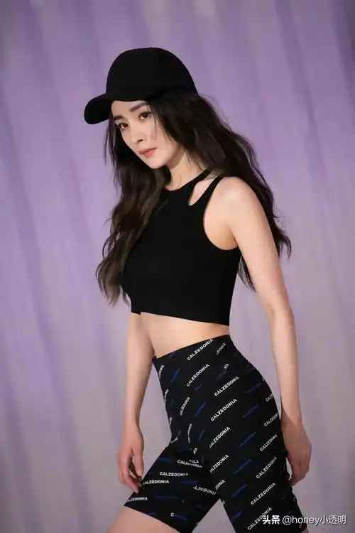 女明星夏天凉爽穿搭,穿吊带出街,傲人上围十分吸睛