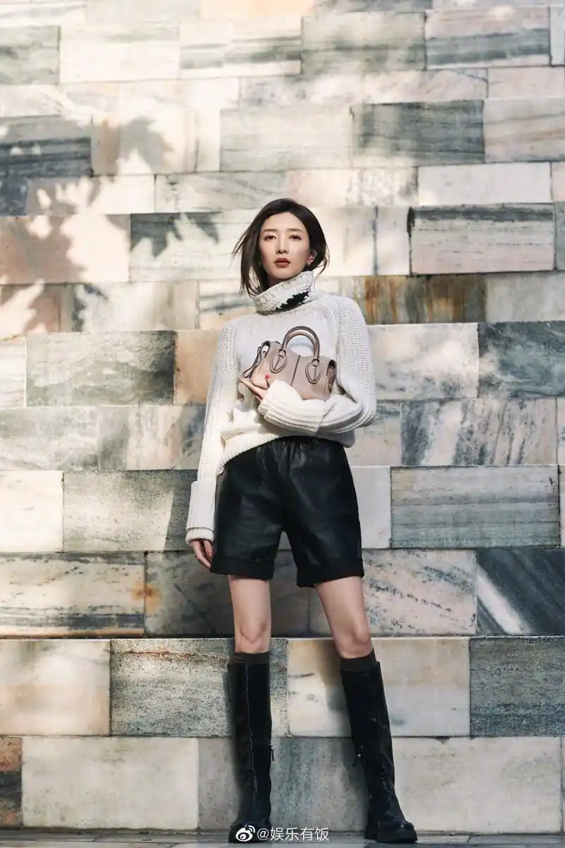 江疏影帅酷皮裤马靴整体太帅啦,江疏影的侧颜好美啊