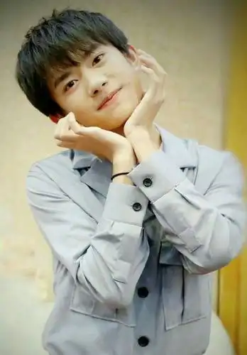 原来,易烊千玺还会卖萌呀,这样的他,很可爱,尤其是那抿嘴的梨涡,有点