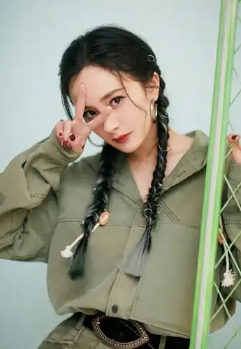 杨幂精美壁纸:可爱俏丽,性感迷人!