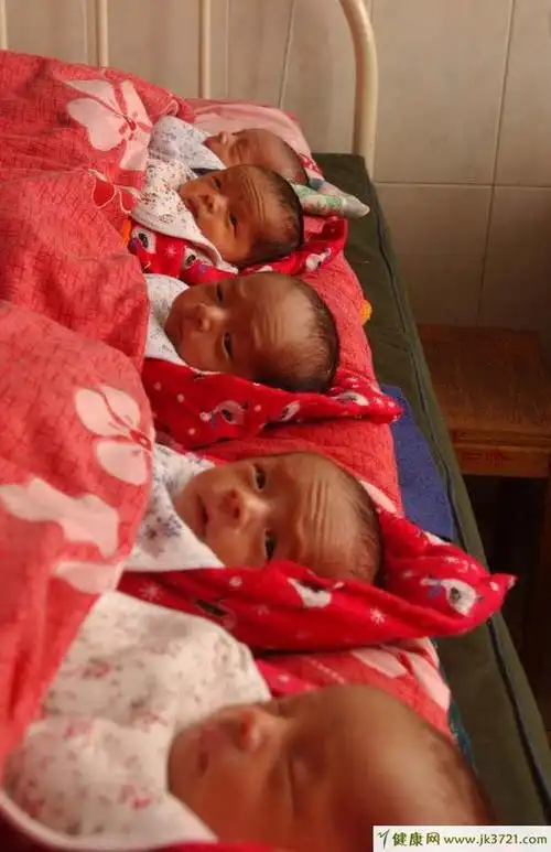 三胞胎的原因哪些人容易怀上多胞胎