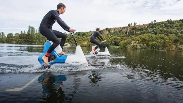 manta 5电动辅助踏板式水翼自行车能浮在水面上